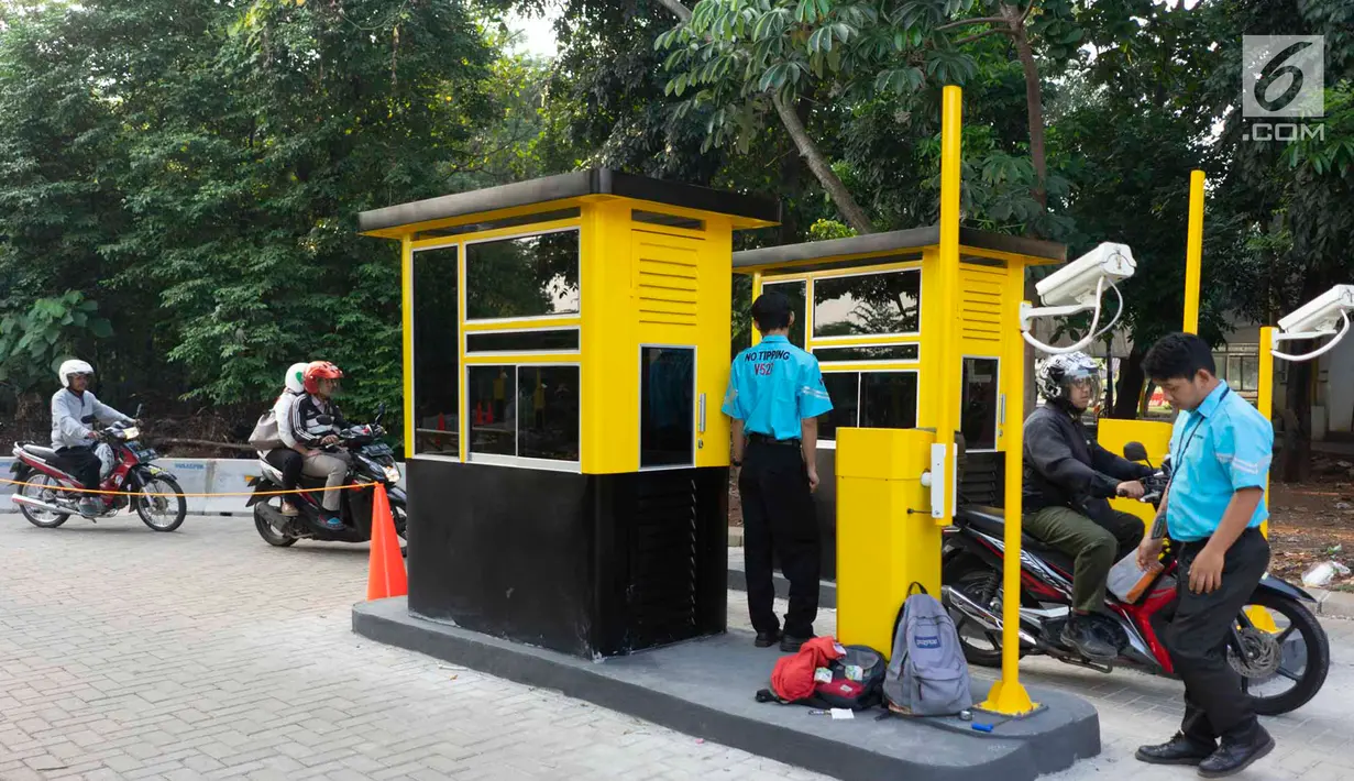Pengendara motor melintasi akses pintu masuk dan keluar Universitas Indonesia di Depok, Jawa Barat, Selasa (16/7/2019). Penerapan uji coba sistem masuk parkir UI berbayar yang menyebabkan kemacetan panjang membuat gerbang tiket pembayaran kembali dinonaktifkan. (Liputan6.com/Immanuel Antonius)