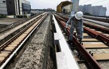 FOTO: Mengintip Cara Teknisi Melakukan Perawatan Sistem Kelistrikan Jalur Kereta LRT Jakarta