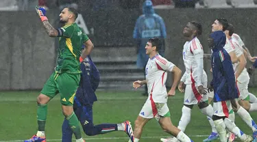 Gianluigi Donnarumma (kiri) bersama pemain Italia lainnya merayakan kemenangan usai pertandingan Grup 2 League A UEFA Nations League 2024/2025 melawan Israel di Bozsik Arena di Budapest, Hongaria, pada 9 September 2024 atau Selasa (10/9/2024) dini hari WIB. (Attila KISBENEDEK/AFP)