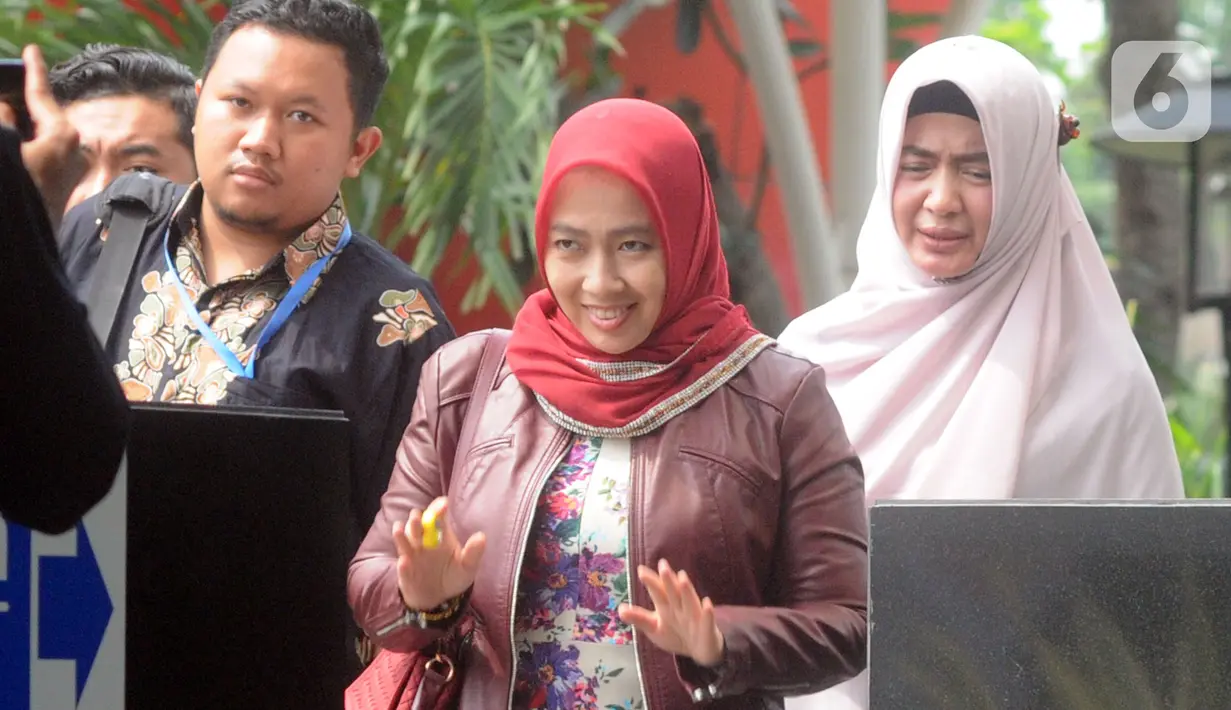 Istri mantan Menpora Imam Nahrawi, Shobibah Rohmah tiba di Gedung KPK, Jakarta, Kamis (19/12/2019). Shobibah Rohmah diperiksa sebagai saksi untuk tersangka Miftahul Ulum. (merdeka.com/Dwi Narwoko)