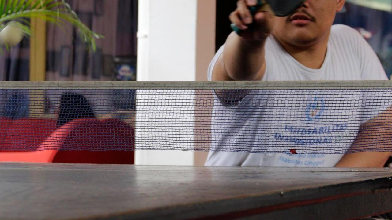 Kursi roda seolah tak membatasi ruang geraknya. Hari mampu bermain lincah saat bertanding pingpong melawan Yanti. Dia bahkan mampu menang dua set langsung. Hanya saja, Hari gugur di pertandingan kedua. Hadiah lomba pun melayang.