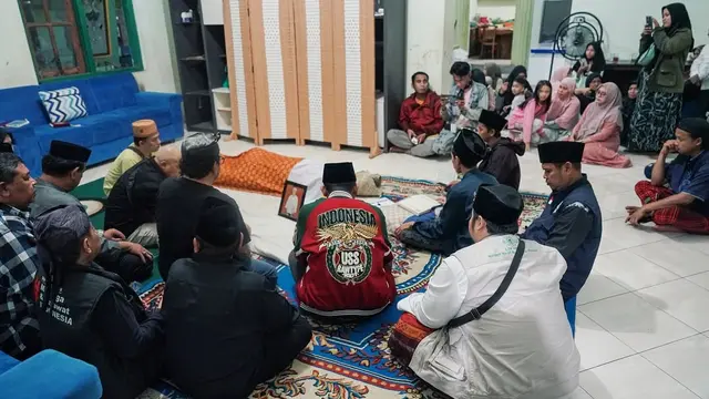 Komedian Nurul Qomar Meninggal Dunia, Ini 6 Potret Denny Cagur Melayat ke Rumah Duka