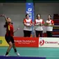 Tim Pencari Bakat Atlet Putri sedang memantau peserta Audisi Umum PB Djarum 2023 dari pinggir lapangan pada babak turnamen di GOR Djarum, Jati, Kudus, Jawa Tengah, Selasa (4/7/2023). Mereka adalah Nimas Rani Wijayanti (kiri), Ellen Angelina (tengah), Maria Elfira Christina (kanan). (foto: PB Djarum)