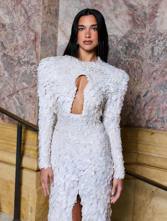 Gaun yang dikenakan Dua Lipa merupakan desain arsip dari koleksi couture musim semi 2024 rumah mode asal Italia tersebut.   [@dualipa].
