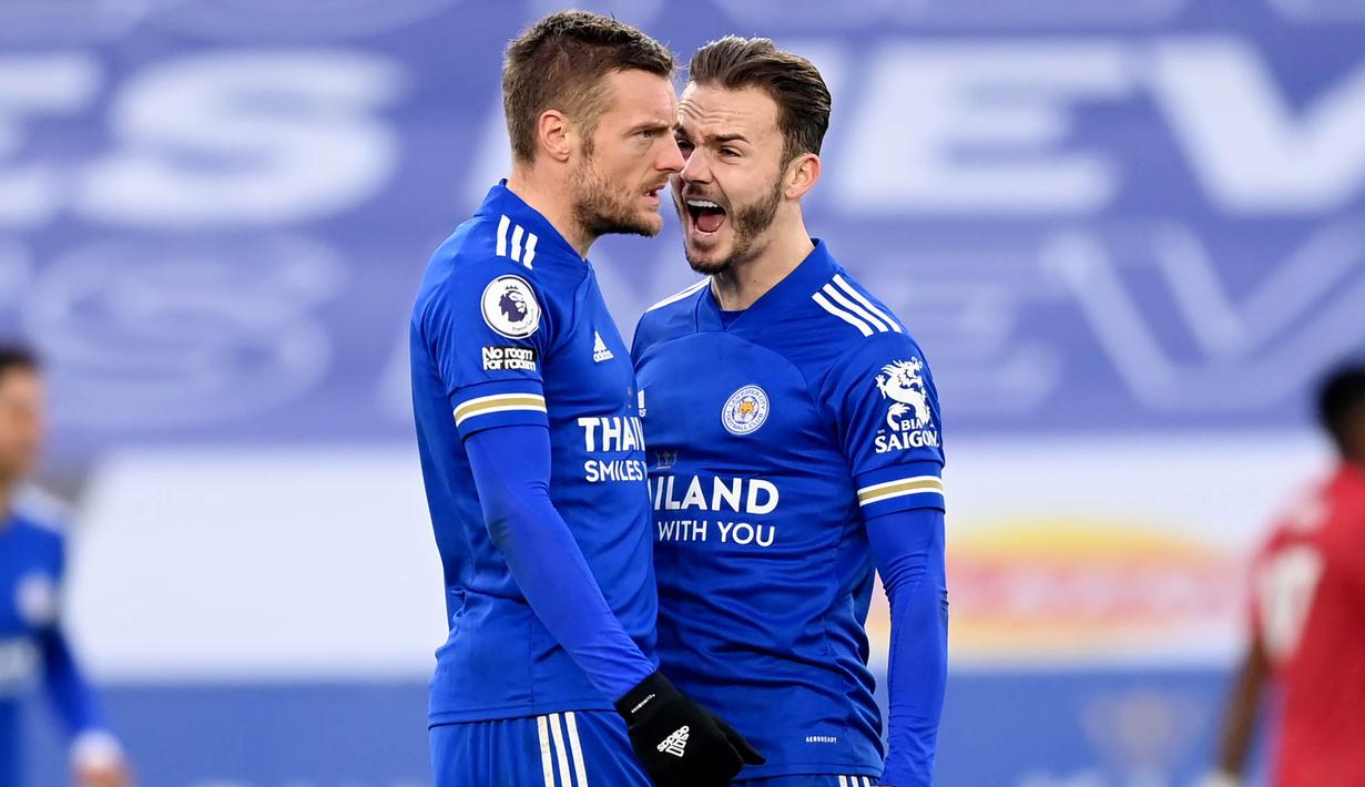 Striker Leicester City, Jamie Vardy, melakukan selebrasi bersama James Maddison usai mencetak gol ke gawang Manchester United pada laga Liga Inggris di Stadion King Power, Sabtu (26/12/2020). Kedua tim bermain imbang 2-2.
(AFP/Pool/Michael Regan)