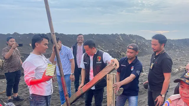 Polres Tasikmalaya, bersama TNI, Satpol-PP dan Pemda Kabupaten Tasikmalaya, menutup lokasi tambang pasir galian C ilegal di Kecamatan Cikalong dan Karangnunggal, Tasikmalaya. (Liputan6.com/Jayadi Supriadin)