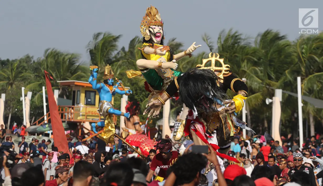 Peserta mengarak ogoh-ogoh dalam Festival Ogoh-Ogoh di Pantai Lagoon Ancol, Jakarta, Minggu (18/3). Festival ini digelar untuk memperkenalkan keberagaman budaya Hindu Dharma Bali. (Liputan6.com/Arya Manggala)