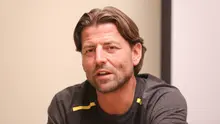 Legenda Borussia Dortmund, Roman Weidenfeller memberikan keterangan saat sesi wawancara yang berlangsung di Hotel Fairmont, Senayan, Jakarta, Jumat (08/09/2023). (Bola.com/Bagaskara Lazuardi)