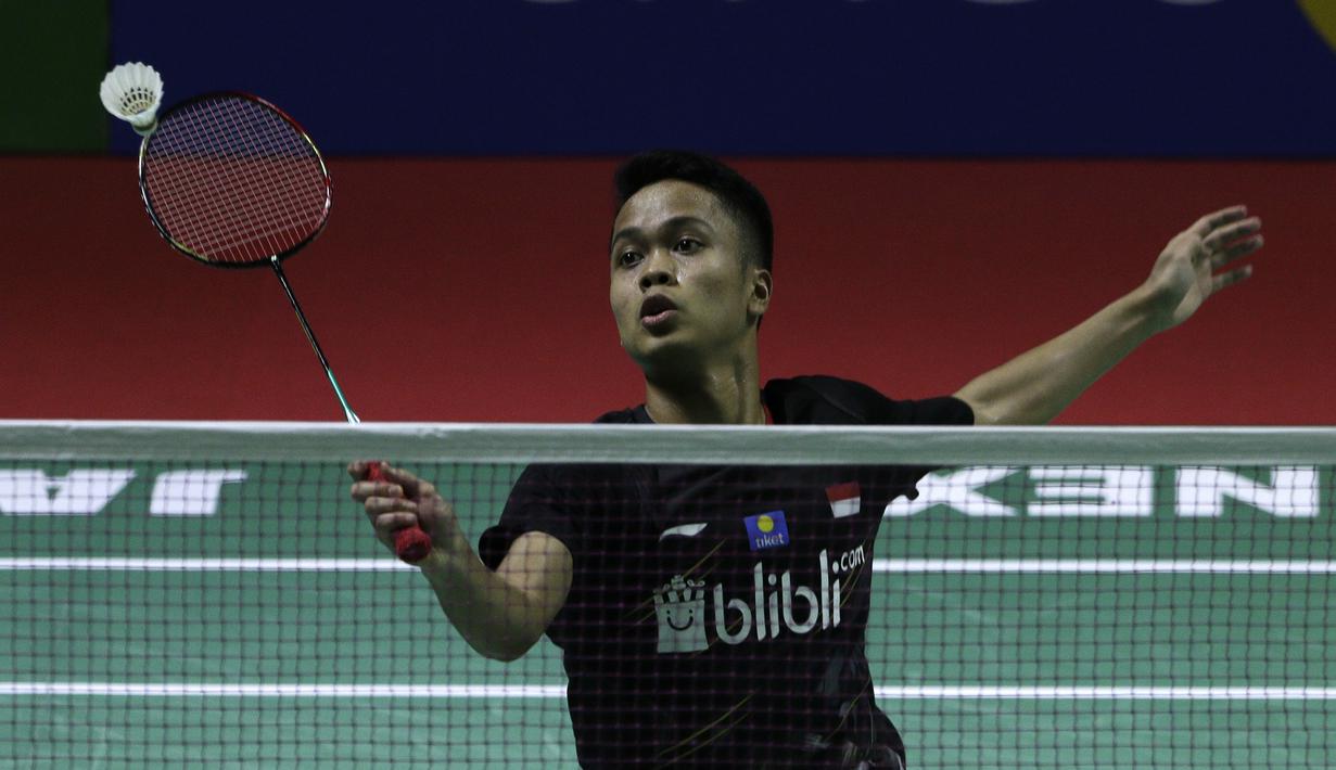 Tunggal putra Indonesia, Anthony Sinisuka Ginting, mengembalikan kok saat melawan tunggal Thailand, Kantaphon Wancharoen, pada Blibli Indonesia Open 2019 di Istora Senayan, Jakarta, Kamis (17/7). Ginting kalah 20-22, 21-11, 20-22. (Bola.com/Yoppy Renato)