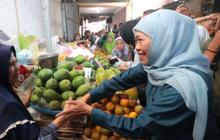 Khofifah Sarapan Bareng 60 Buruh Gendong di Pasar Magetan, Didoakan Kembali Jadi Gubernur