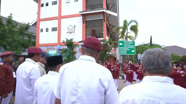 Yel-Yel Siswa Sekolah Rakyat di Banjarbaru Saat Dikunjungi Prabowo: Kami Janji Giat Belajar