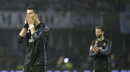 Ekspresi pemain Real Madrid, Cristiano Ronaldo usai timnya bermain imbang 2-2 melawan Celta Vigo pada leg kedua perempat final Copa Del Rey 2017 di Balaidos stadium, Vigo, Spain, Rabu (25/1/2017).  (AP/Lalo R. Villar) 