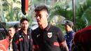 Bek Timnas Indonesia, Mees Hilgers, saat tiba di Hotel Fairmont, Jakarta pada Jumat (21/3/2025).