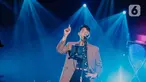 Penyanyi Ardhito Pramono beraksi pada Jakarta International BNI Java Jazz Festival 2020 di Jakarta, Sabtu (29/2/2020). Ardhito membawakan sejumlah lagu seperti Bila, Bitter Love, dan Fake Optics. (Liputan6.com/Faizal Fanani)