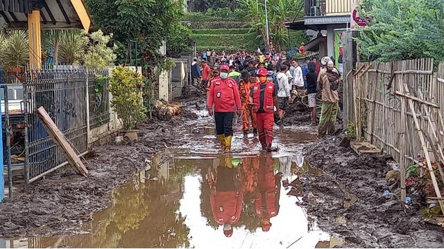 <span>Jalan di Desa Bulukerto terendam lumpur dan sedang dalam upaya pembersihan oleh tim SAR Gabungan pasca banjir bandang di Kota Batu (Liputan6.com/Zainul Arifin)</span>