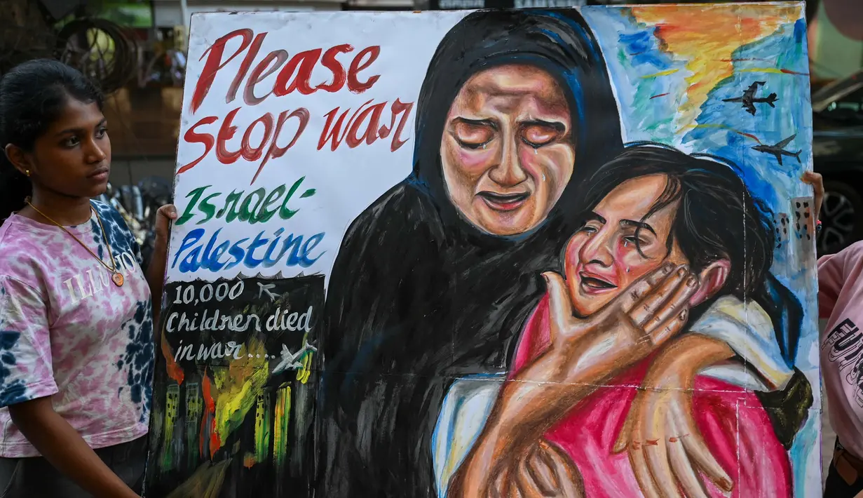 Seorang mahasiswa seni membawa sebuah lukisan yang mengutuk konflik antara Israel dan kelompok milisi Palestina, Hamas, di Mumbai pada tanggal 5 Maret 2024. Hari Perempuan Internasional atau International Women's Day (IWD) diperingati setiap tanggal 8 Maret. (Punit PARANJPE/AFP)