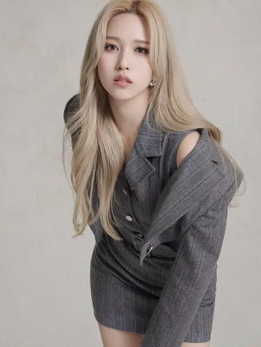Pertama ada member TWICE, Mina yang disebut pancarkan aura ‘mahal’. Selain dikenal sebagai penari dan penyanyi, Mina merupakan seorang ballerina. Itulah sebabnya ia disebut miliki visual anggun dan ‘mahal’. (Instagram/minatws).