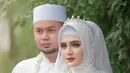 Ketika menikah dengan Noval KDI, Irenne Ghea tampak mengenakan kebaya putih. Di hari pernikahannya pada Januari 2021, ia memilih tampil anggun dalam balutan hijab berwarna senada dengan kebayanya. Makeup bold yang menghiasi wajahnya pun membuat Irenne terlihat cantik.(Liputan6.com/IG/@noval_kdi)