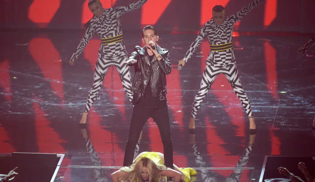 Lagu 'Make Me' yang beberapa waktu lalu menjadi trending topic dunia, dibawakan Spears berkolaborasi dengan G-Eazy. Penampilannya juga terlihat seperti sepasang kekasih. Terlihat keduanya kompak membangun chemistry diatas panggung. (AFP/Bintang.com)