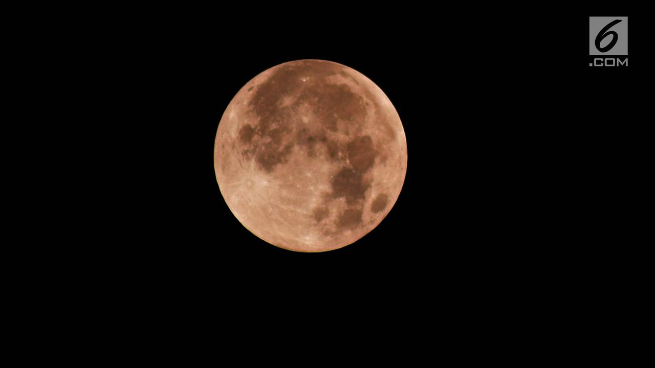 Gerhana Bulan di Simpang Lima Semarang