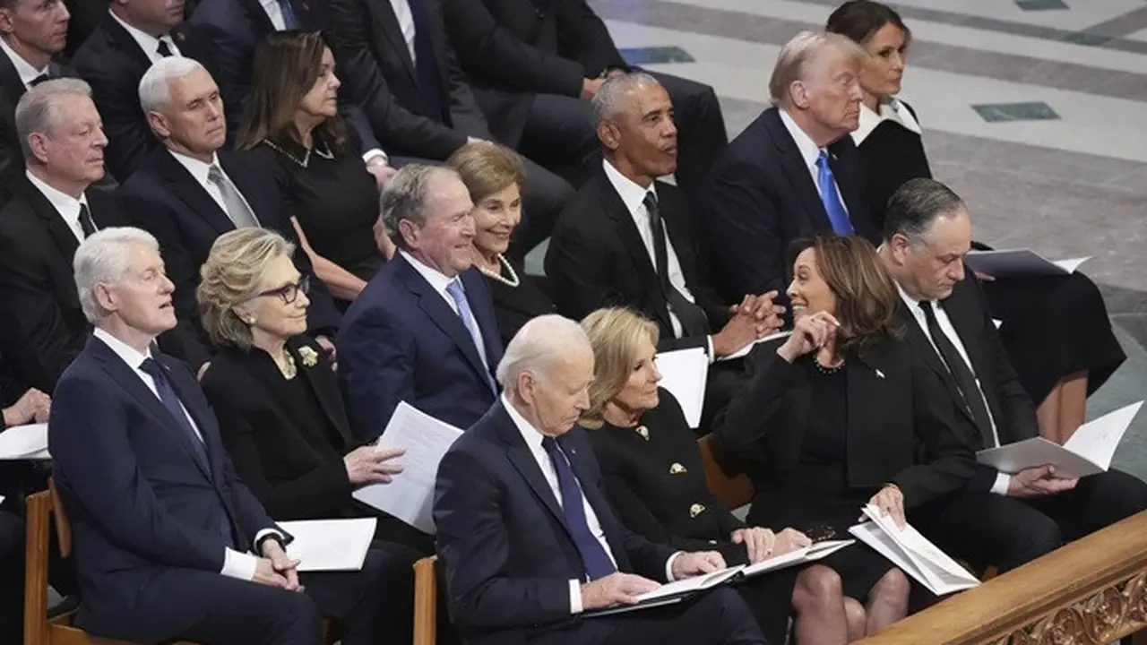 Presiden Amerika Serikat Joe Biden dan istri bersama dengan wakilnya Kamala Harris serta para mantan presiden dan wakil presiden lainnya, termasuk Donald Trump, saat menghadiri pemakaman kenegaraan Jimmy Carter pada Kamis, (9/1/2025).