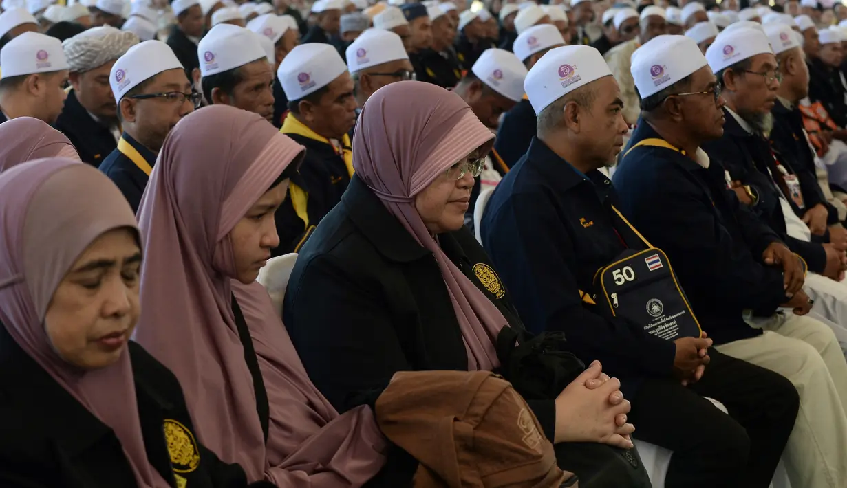 Jemaah calon haji menunggu penerbangan khusus saat akan bertolak ke Tanah Suci Mekah di Bandara Provinsi Narathiwat, Thailand, Kamis (4/7/2019). Jutaan umat muslim dari penjuru dunia akan bertolak menuju Mekah untuk melangsungkan ibadah haji. (Madaree TOHLALA/AFP)