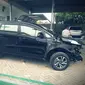 Mobil salah satu warga Kampung Miliarder yang habis tabrakan. (Ahmad Adirin/Liputan6.com)