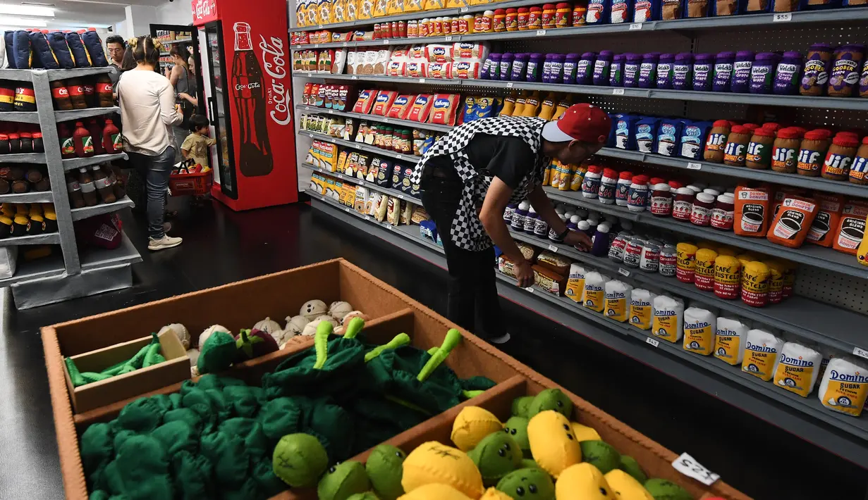Pengunjung melihat barang di instalasi seni berjudul 'Sparrow Mart Supermarket' yang dipamerkan di hotel The Standard, Los Angeles, 10 Agustus 2018. Sparrow Mart diisi oleh 31.000 macam produk yang semuanya terbuat dari kain felt. (MARK RALSTON/AFP)