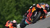 Brad Binder saat mengaspal pada seri ketiga MotoGP 2020 di Sirkuit Brno, Republik Ceska. (Joe Klamar / AFP)