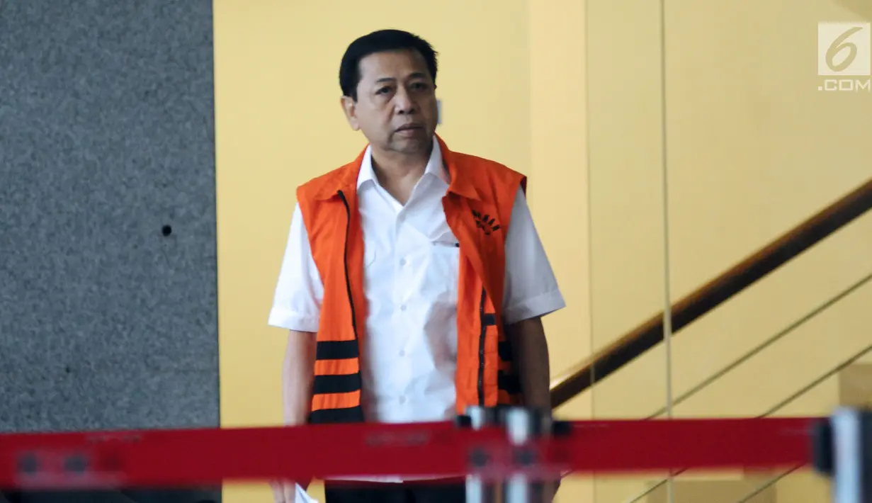 Terdakwa dugaan korupsi e-KTP, Setya Novanto bersiap meninggalkan Gedung KPK usai menjalani pemeriksaan, Jakarta, Rabu (3/1). Pada Kamis (4/1) besok, Setnov akan menjalani sidang lanjutan di Pengadilan Tipikor. (Liputan6.com/Helmi Fithriansyah)