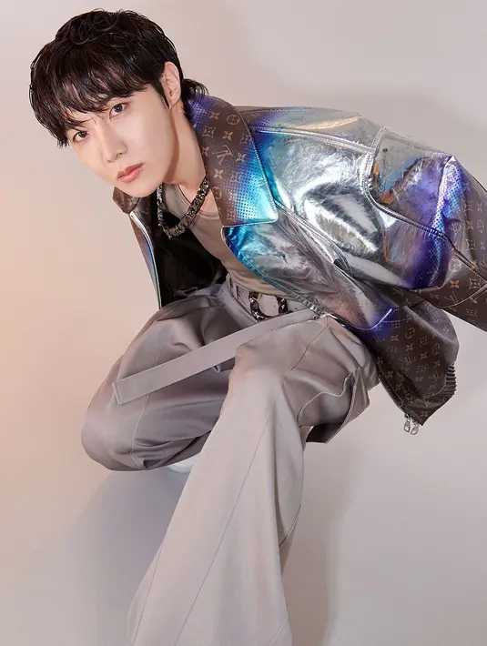 J-Hope BTS terlihat stylish futuristik dengan jaket silver hologram Louis Vuitton dan cargo pants [@uarmyhope]