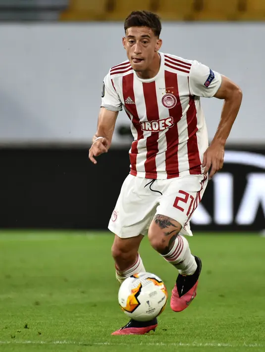 Bek Olympiakos, Kostas Tsimikas (kanan) membawa bola saat bertanding melawan Wolves pada leg kedua babak 16 besar Liga Europa di Molineux Stadium, Wolverhampton, Inggris, (6/8/2020). Tsimikas resmi direkrut Liverpool dengan biaya mencapai 11,7 juta pound sterling. (AP Photo/Rui Vieira)