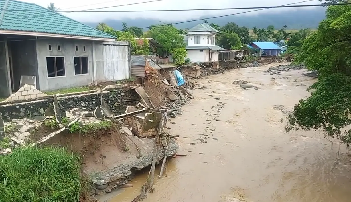 Pandangan umum menunjukkan dampak banjir bandang yang menerjang Distrik Sentani, Kabupaten Jayapura, Papua, Minggu (17/3). Selain korban jiwa, banjir bandang Sentani juga memaksa 4.000-an orang mengungsi. (Edward Hehareuw/via REUTERS)