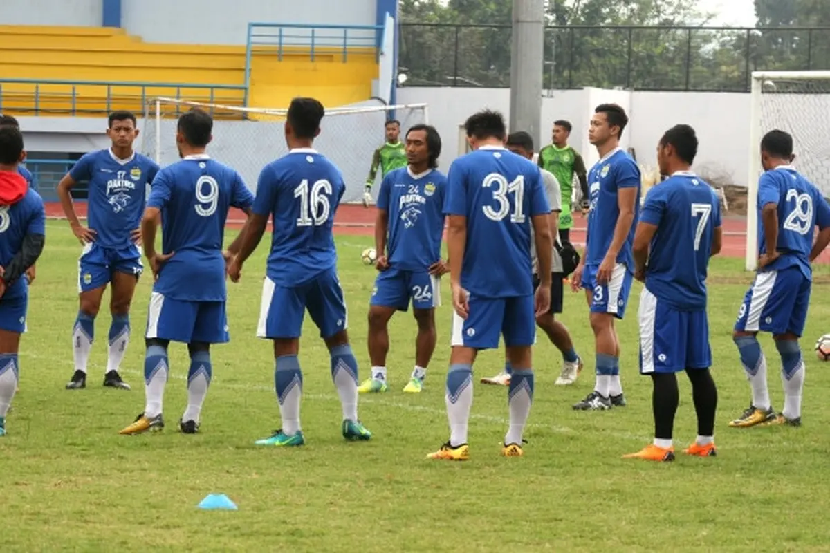 Para pemain Persib Bandung berlatih di bawah asuhan Mario Gomez