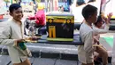 Selain membawa poster ucapan "Selamat Tahun Baru Islam", para pelajar juga ada yang membawa miniatur Kakbah. (Liputan6.com/Herman Zakharia)