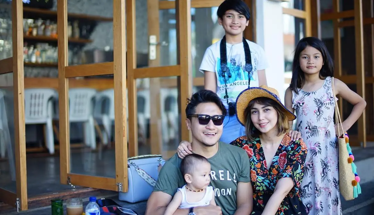 Pemeran dalam film Rafathar itu juga mengucapkan terima kasih atas doa-doanya dari teman-teman semua. Juga memohon maaf pada media yang menunggu pernyataan istrinya. (Instagram/ariekuntung)