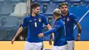 Gelandang Italia, Jorginho (kanan) bersama Lorenzo Insigne dan Emerson, merayakan gol dalam laga UEFA Nations League Grup A1 melawan Polandia di Stadion Mapei, Italia, Senin (16/11/2020) dini hari WIB. Italia menang 2-0 atas Polandia. (AFP/Miguel Medina).