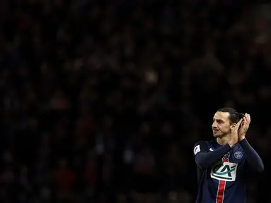 Ekspresi striker Paris Saint-Germain, Zlatan Ibrahimovic, setelah bertanding melawan Lyon dalam babak 16 besar Piala Prancis di Stadion Parc des Princes, Paris, (10/2/2016). (AFP/Franck Fife)