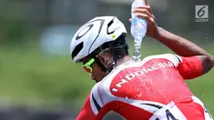Atlet ParaCycling, M Fadli Immamuddin mengguyur tubuhnya saat laga di nomor Mens C4 Road Race Asian Para Games 2018 di Sirkuit Sentul Bogor, Selasa (9/10). M Fadli menempati posisi keempat. (Liputan6.com/Helmi Fithriansyah)