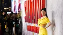 Artis China-Amerika Lucy Liu berpose untuk fotografer setibanya di pemutaran perdana film 'Shazam! Fury of the Gods' di London, Selasa (7/3/2023). Lucy Liu melengkapi penampilannya dengan sepasang sepatu hak platform emas dan dilengkapi dengan sepasang anting-anting lingkaran yang serasi. (Photo by Alberto Pezzali/Invision/AP)
