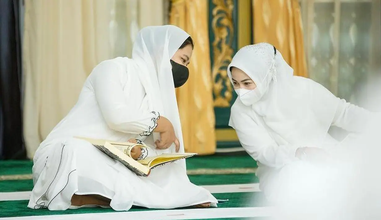 Sebelumnya, ibu dua ini ini sudah beberapa kali hadir di acara dengan mengenakan hijab. (Instagram/ayanggkahiyang).