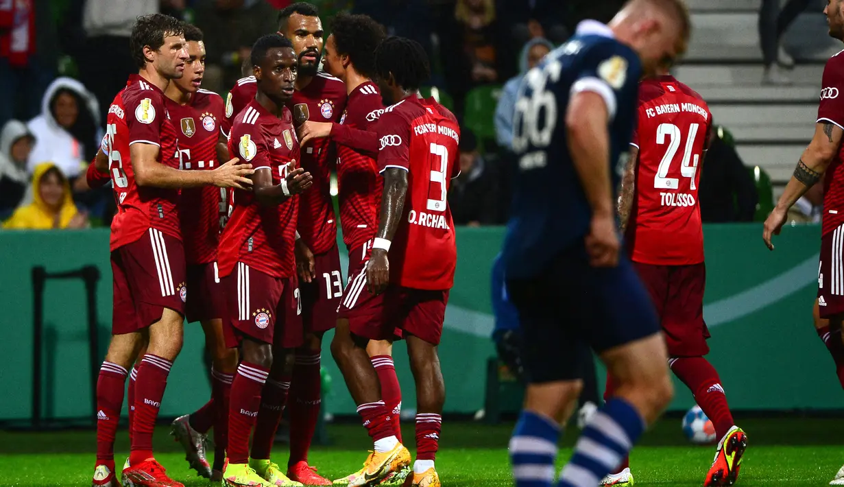 Para pemain Bayern Munchen merayakan gol dalam laga putaran pertama DFB Pokal 2021-22 di Bremen, Jerman utara (25/8/2021). Munchen menang telak atas Bremen SV dengan skor 12-0. (AFP/Patrik Stollarz)
