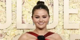 Penampilan Selena Gomez menjadi salah satu seleb yang mencuri perhatian. Ia tampil dengan gaya rambut top knot serta makeup yang begitu hangat. [Foto: Instagram/ angelofsele]