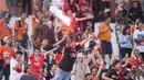 Sejumlah Jak Mania menyalakan suar saat menyaksikan pertandingan antara Persija melawan Persita pada laga Piala Presiden di Stadion Dipta, Kamis (3/9/2015). Pertandingan berakhir imbang 1-1. (Bola.com/Vitalis Yogi Trisna)