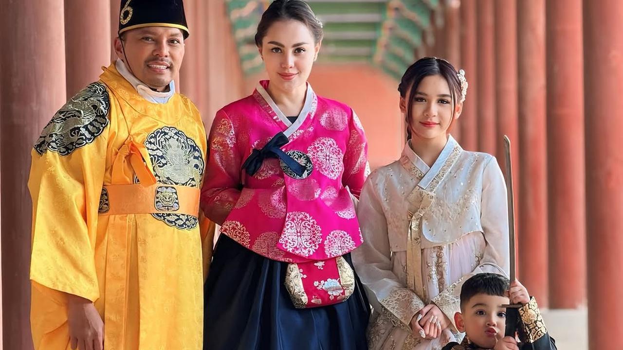 Potret Jennifer Dunn dan Keluarga Pakai Hanbok saat Nikmati Momen di Istana Gyeongbok