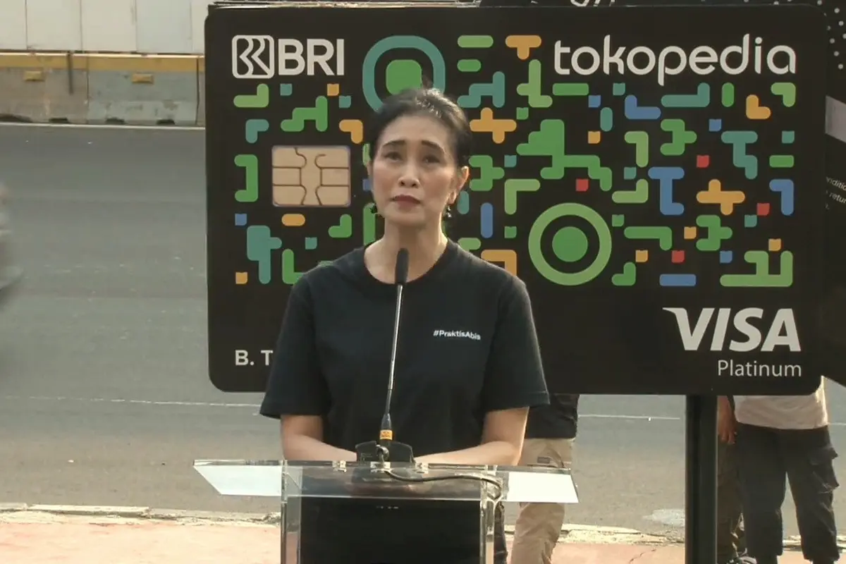 Director of Consumer BRI Handayani menghadiri peluncurkn kartu kredit Tokopedia Card.