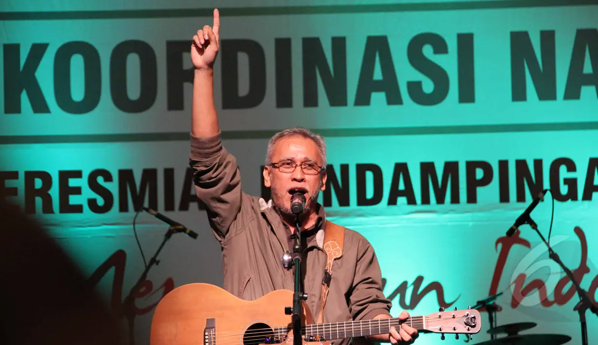 Iwan Fals beraksi di acara Rakornas Kementerian Desa, Pembangunan Daerah Tertinggal dan Transmigrasi, Jakarta, Senin (31/3/2015). Dalam benak Iwan Fals desa itu aman, tentram dan air yang jernih. (Liputan6.com/Helmi Afandi)