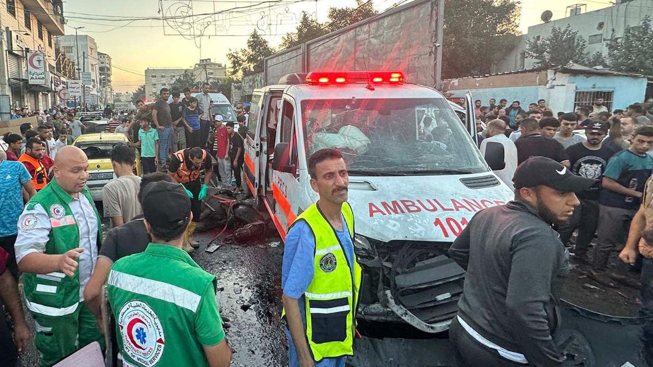 Israel membombardir konvoi ambulans di RS Al-Shifa, Jalur Gaza, pada Jumat (4/11/2023). Kementerian Kesehatan Gaza mengungkapkan bahwa sebanyak 15 orang tewas dan 60 lainnya terluka akibat serangan tersebut.<br>