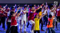 Sejumlah peserta berlatih menari di Lobi Timur Stadion Utama Gelora Bung Karno (GBK), Jakarta, Selasa (26/6). Menurut panitia, 200 penari akan mengisi perhelatan akbar Asian Games 2018. (Liputan6.com/Faizal Fanani)