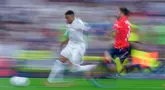 Pemain Real Madrid, Kylian Mbappe, menggiring bola saat melawan Osasuna pada laga pekan perdana La Liga di Stadion di Santiago Bernabeu, Rabu (20/8/2025) dini hari WIB. (AP Photo/Manu Fernandez)
